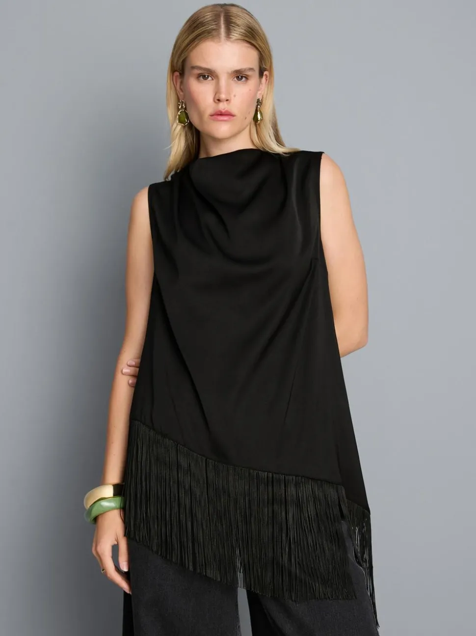 Asymmetrische Bluse mit Fransen und Wasserfallausschnitt