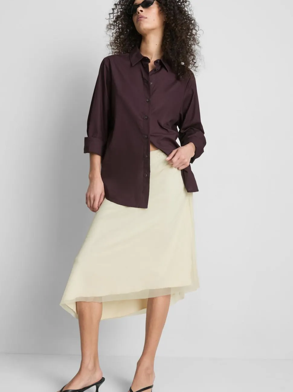 Asymmetrischer Midirock mit Perlen