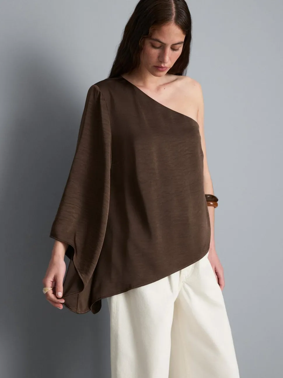 Asymmetrisches One-Shoulder-Top aus Satin