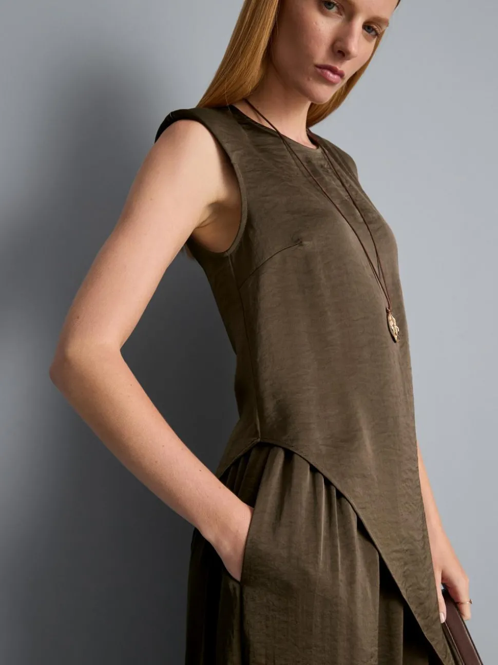 Asymmetrisches Top aus strukturiertem Satin mit Schulterpolstern