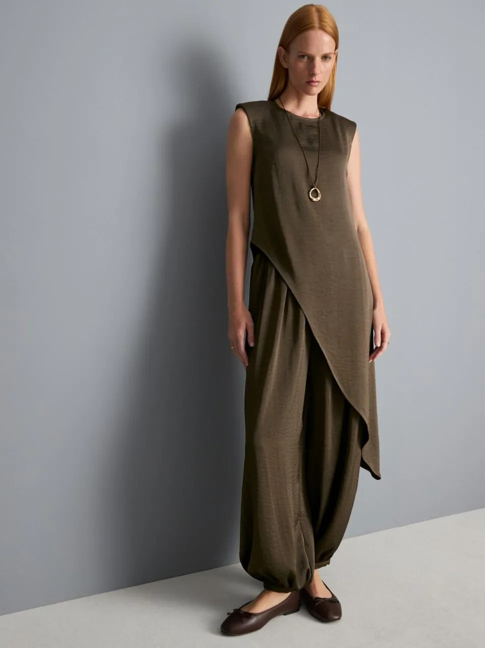 Asymmetrisches Top aus strukturiertem Satin mit Schulterpolstern