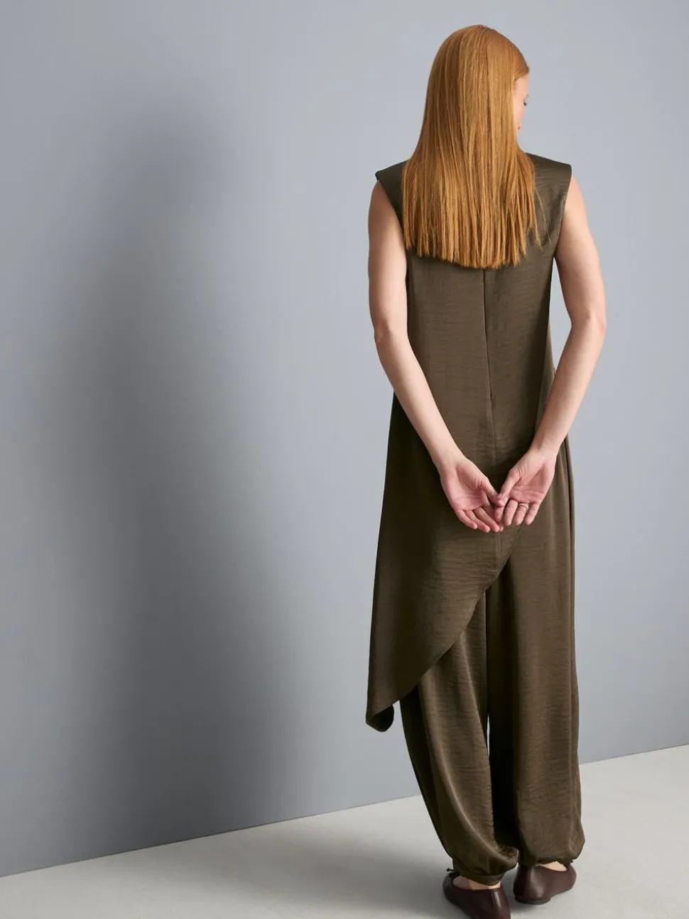 Asymmetrisches Top aus strukturiertem Satin mit Schulterpolstern