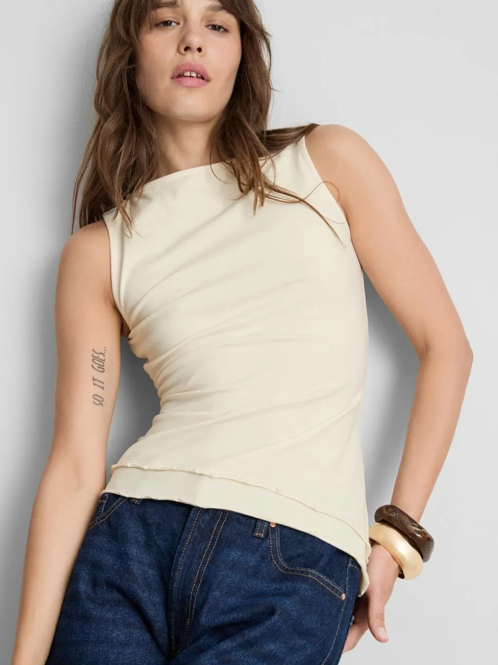 Asymmetrisches Top mit gekräuseltem Saum