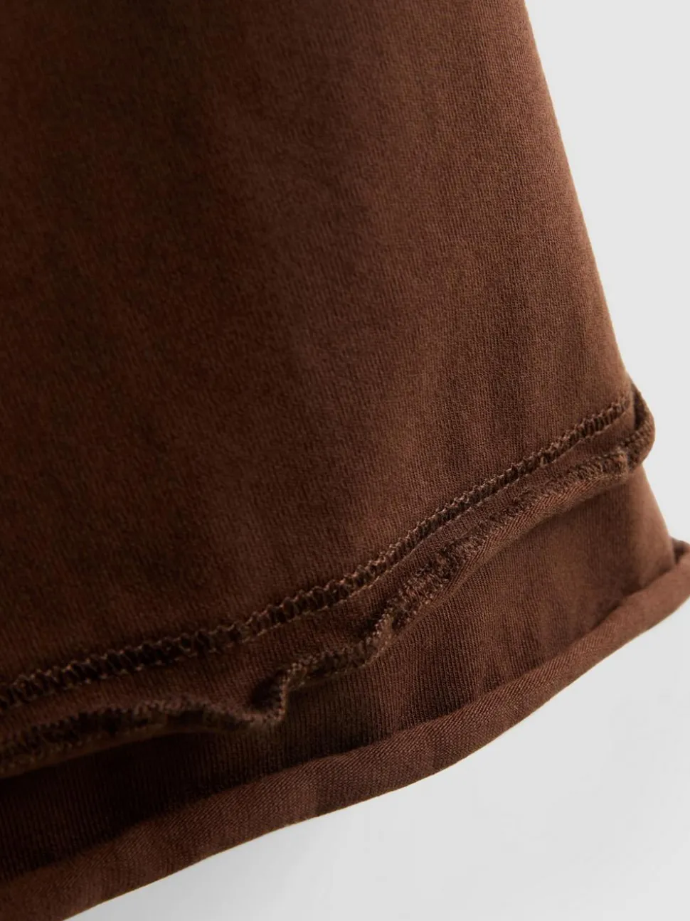 Asymmetrisches Top mit gekräuseltem Saum