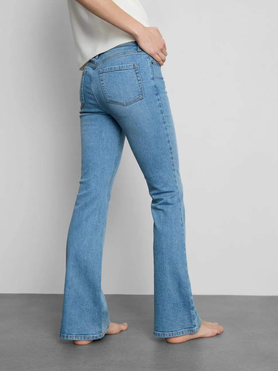Ausgestellte Denim-Jeans mit mittelhohem Bund