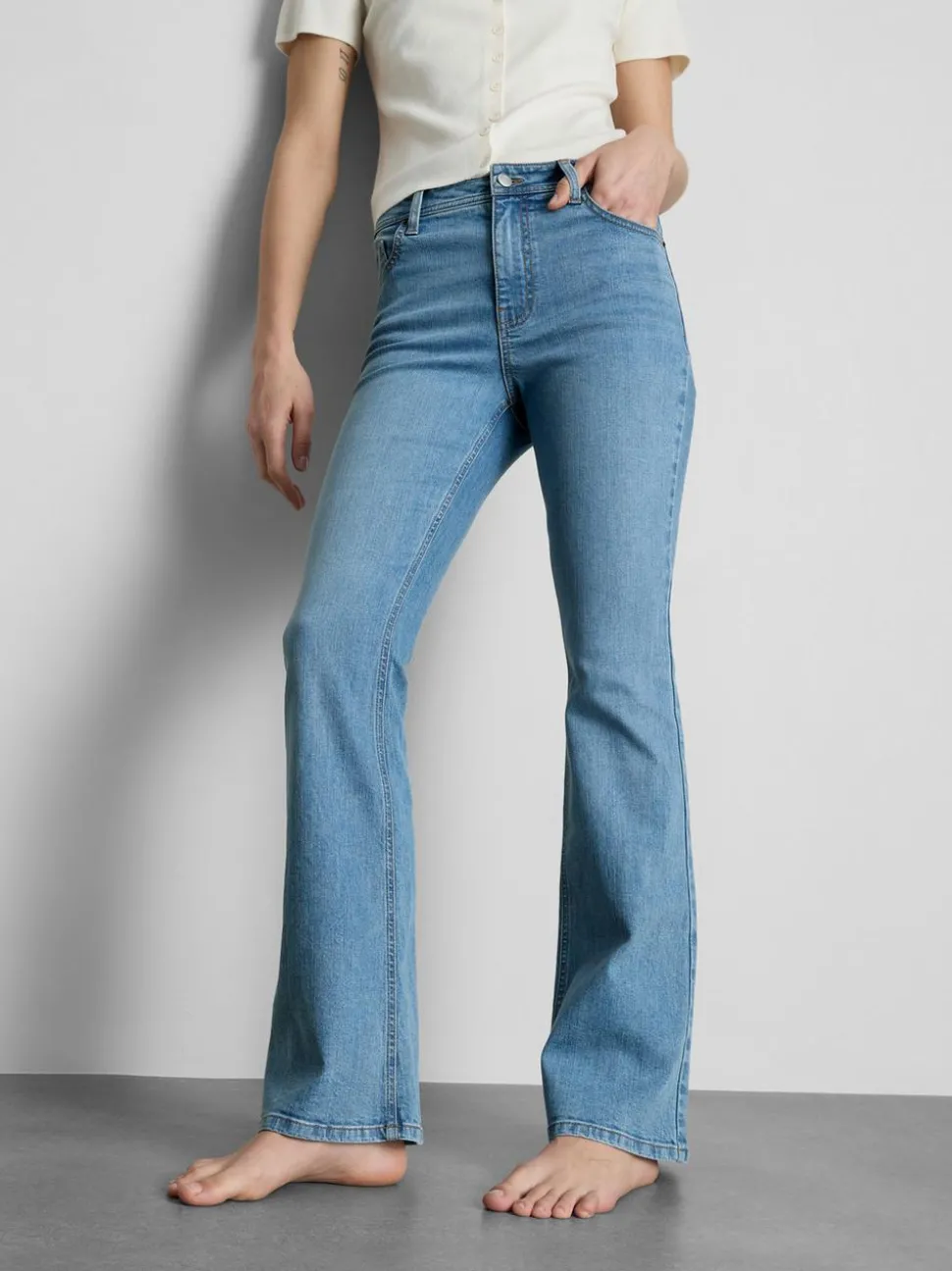 Ausgestellte Denim-Jeans mit mittelhohem Bund