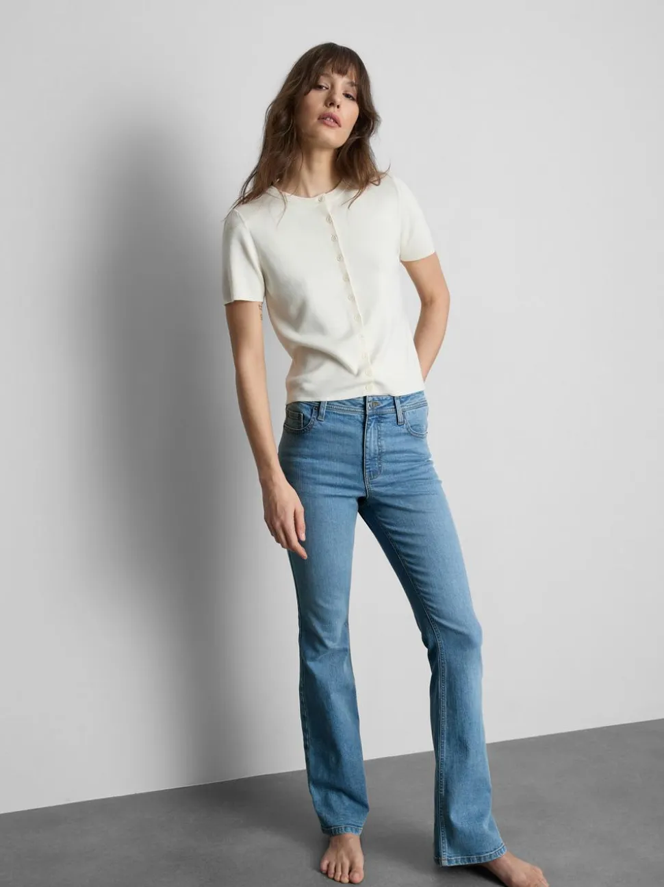 Ausgestellte Denim-Jeans mit mittelhohem Bund
