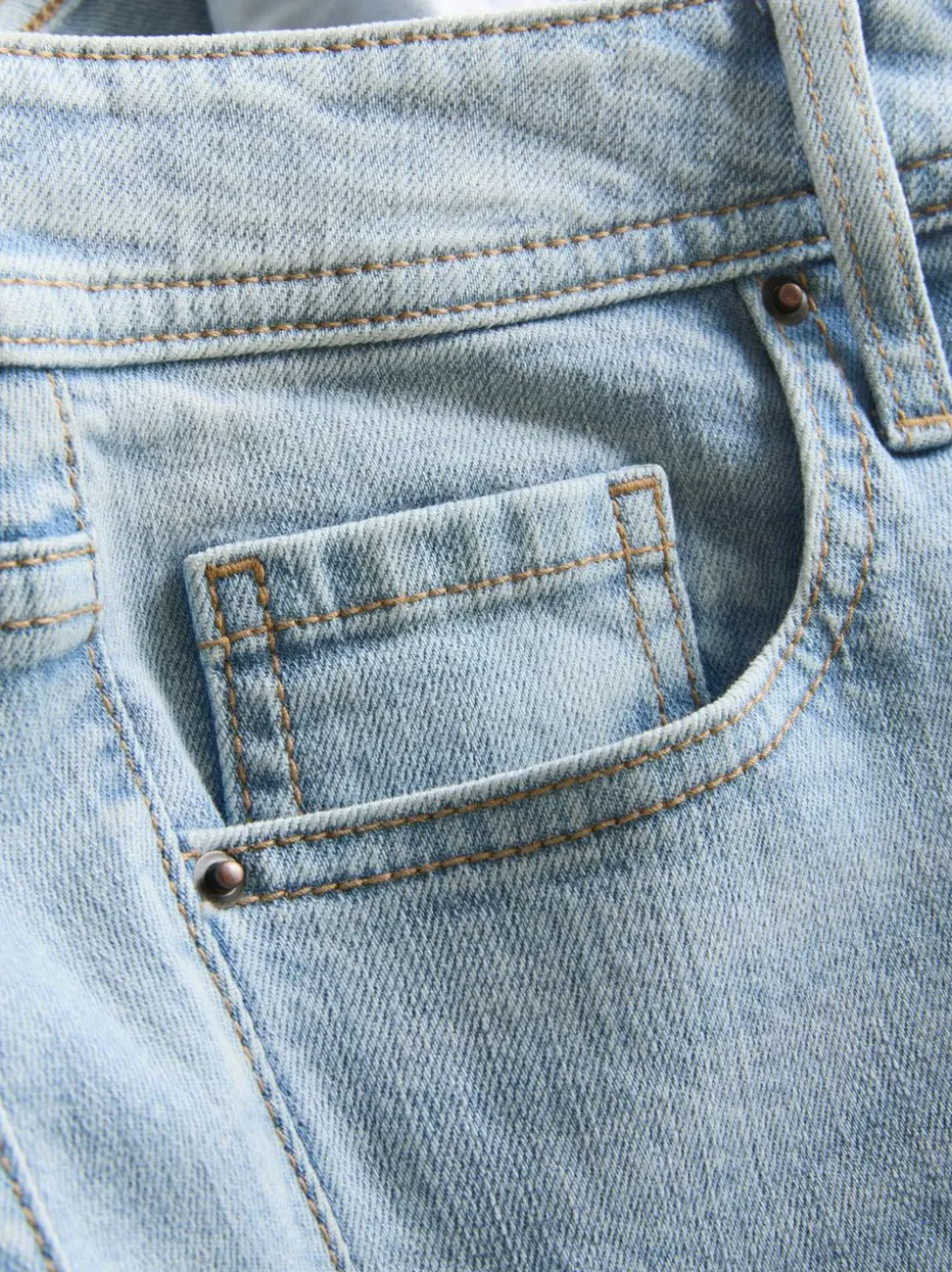 Ausgestellte Denim-Jeans mit mittelhohem Bund