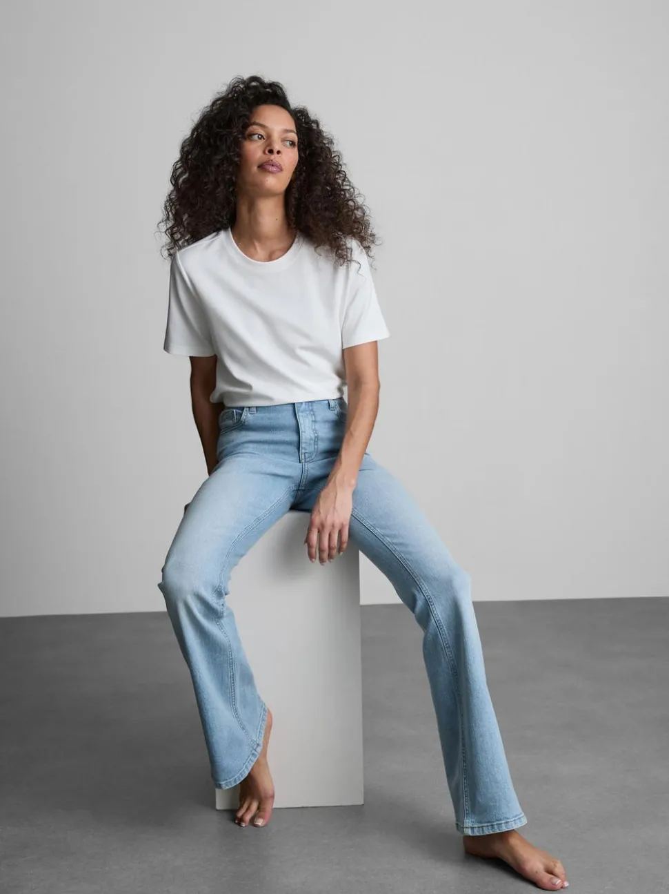 Ausgestellte Denim-Jeans mit mittelhohem Bund