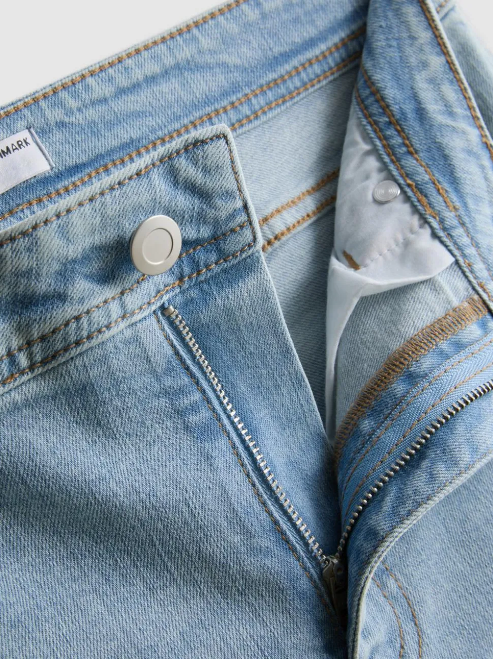 Ausgestellte Denim-Jeans mit mittelhohem Bund