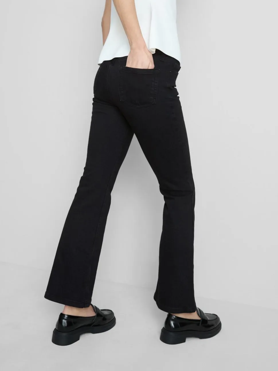 Ausgestellte Jeans aus Baumwoll-Denim mit mittlerer Leibhöhe