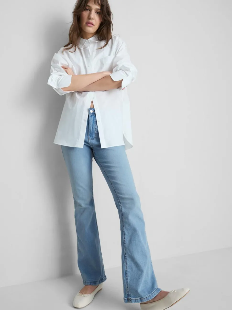 Ausgestellte Jeans aus Baumwoll-Denim mit mittlerer Leibhöhe