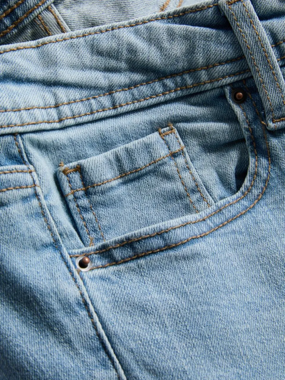 Ausgestellte Jeans aus Baumwoll-Denim mit mittlerer Leibhöhe