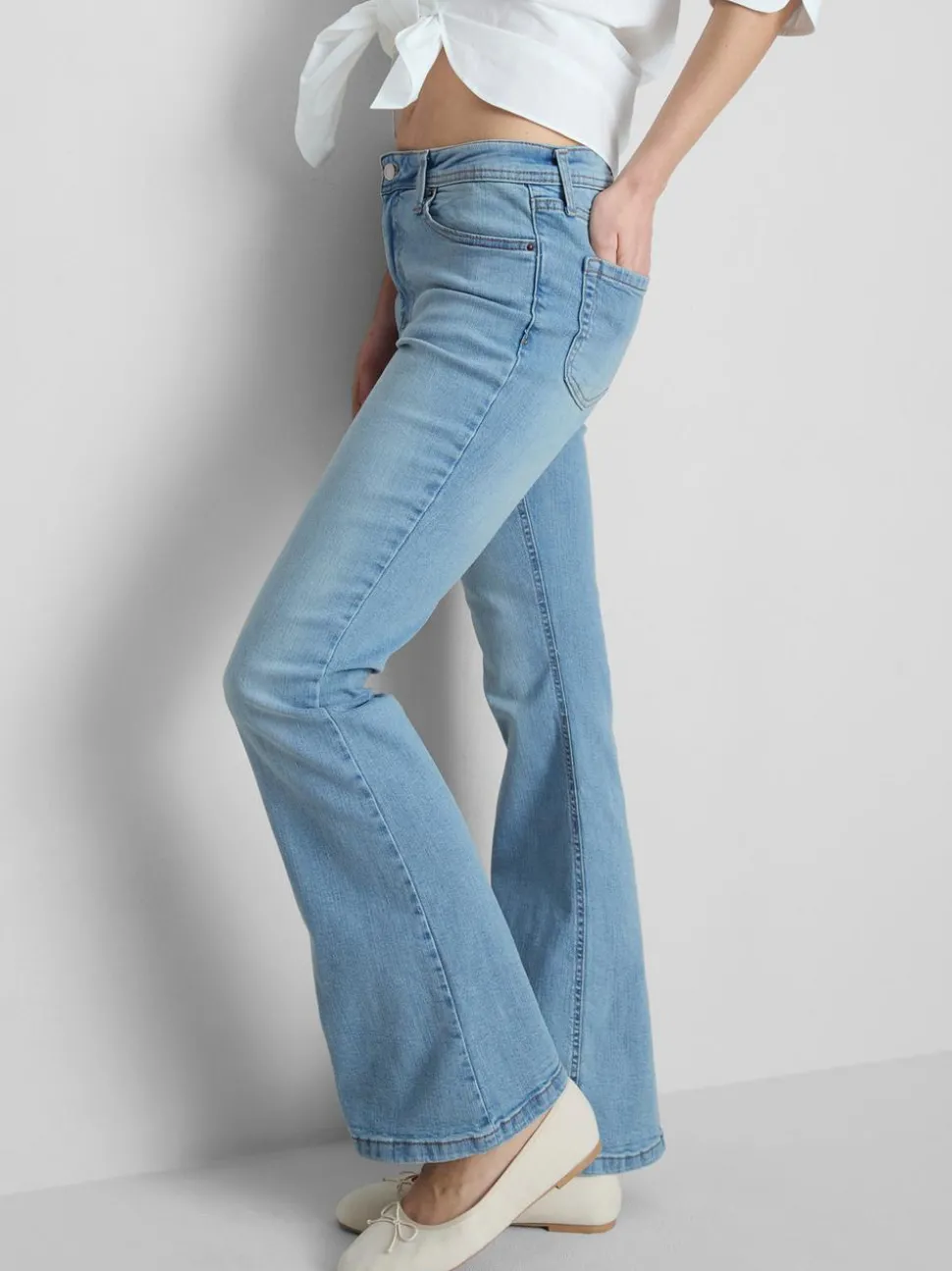 Ausgestellte Jeans aus Baumwoll-Denim mit mittlerer Leibhöhe