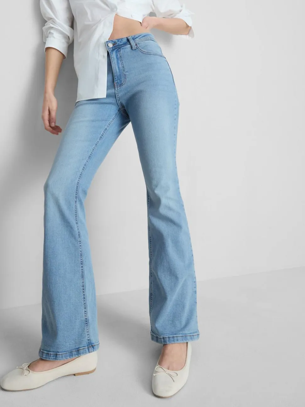 Ausgestellte Jeans aus Baumwoll-Denim mit mittlerer Leibhöhe