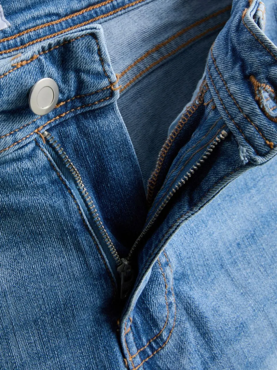 Ausgestellte Jeans aus Baumwoll-Denim mit mittlerer Leibhöhe