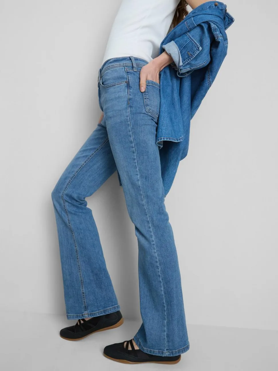 Ausgestellte Jeans aus Baumwoll-Denim mit mittlerer Leibhöhe