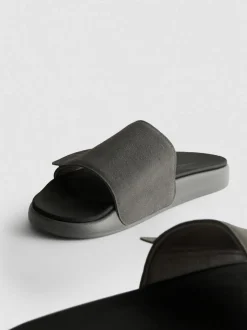 Badesandalen mit dicker Sohle