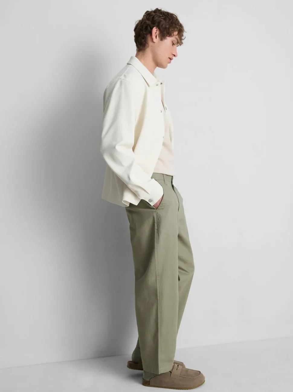 Baggy-Chinohose mit mittlerer Leibhöhe