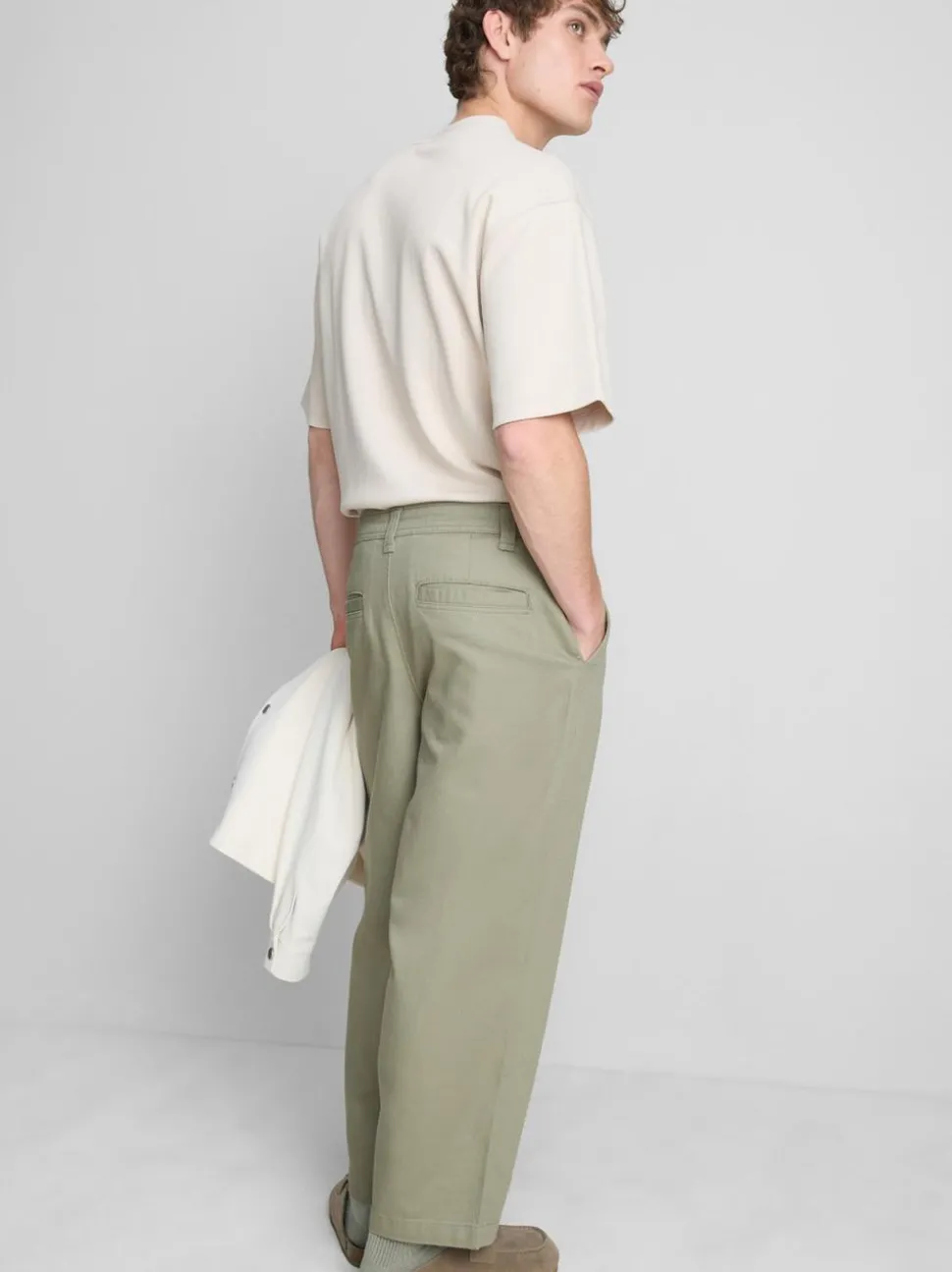 Baggy-Chinohose mit mittlerer Leibhöhe