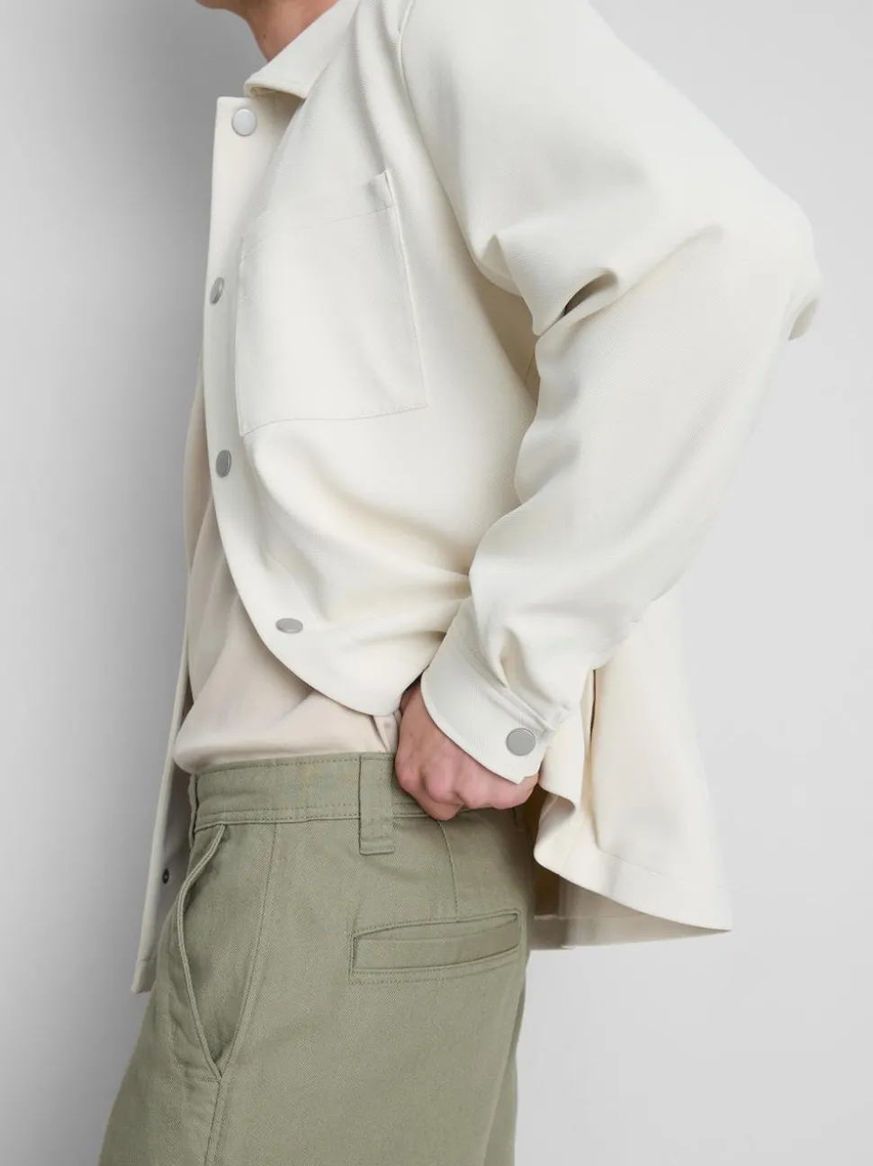 Baggy-Chinohose mit mittlerer Leibhöhe