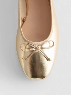 Ballerinas aus Kunstleder