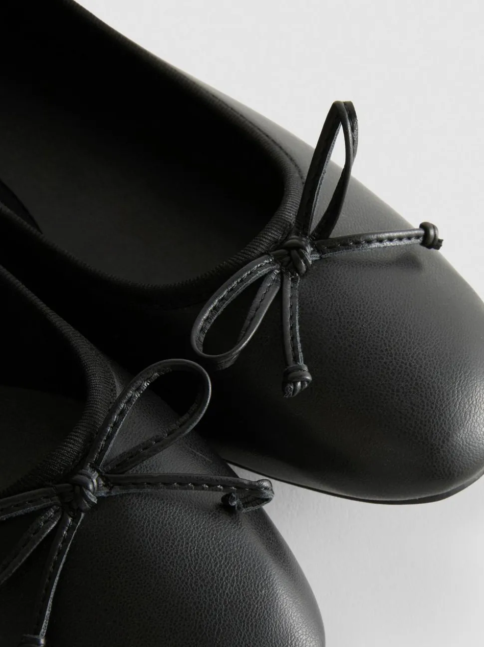 Ballerinas aus Kunstleder mit Schleife