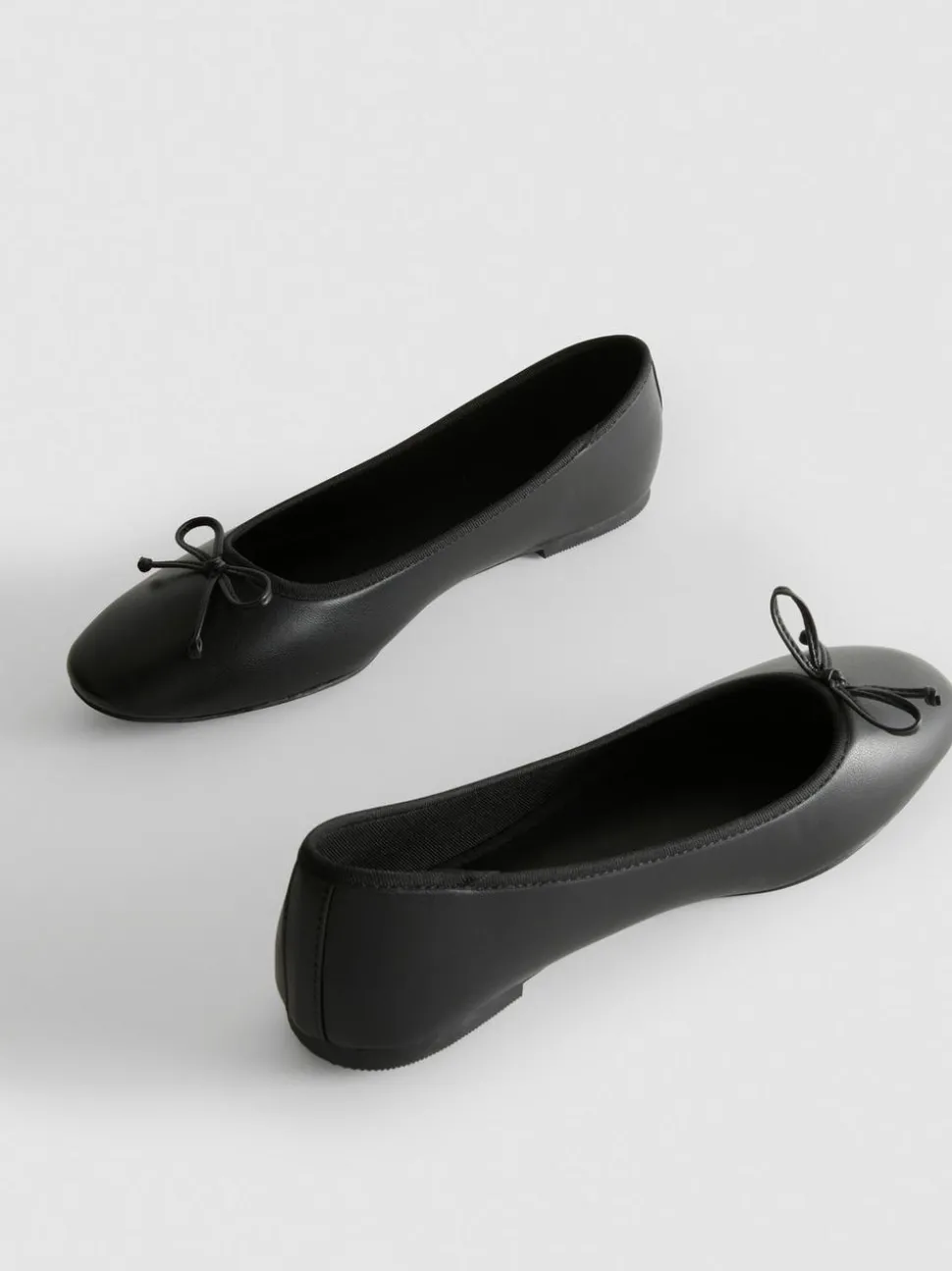 Ballerinas aus Kunstleder mit Schleife