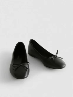Ballerinas aus Kunstleder mit Schleife