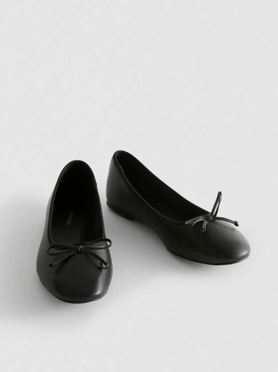 Ballerinas aus Kunstleder mit Schleife