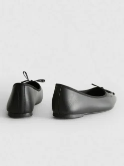 Ballerinas aus Kunstleder mit Schleife