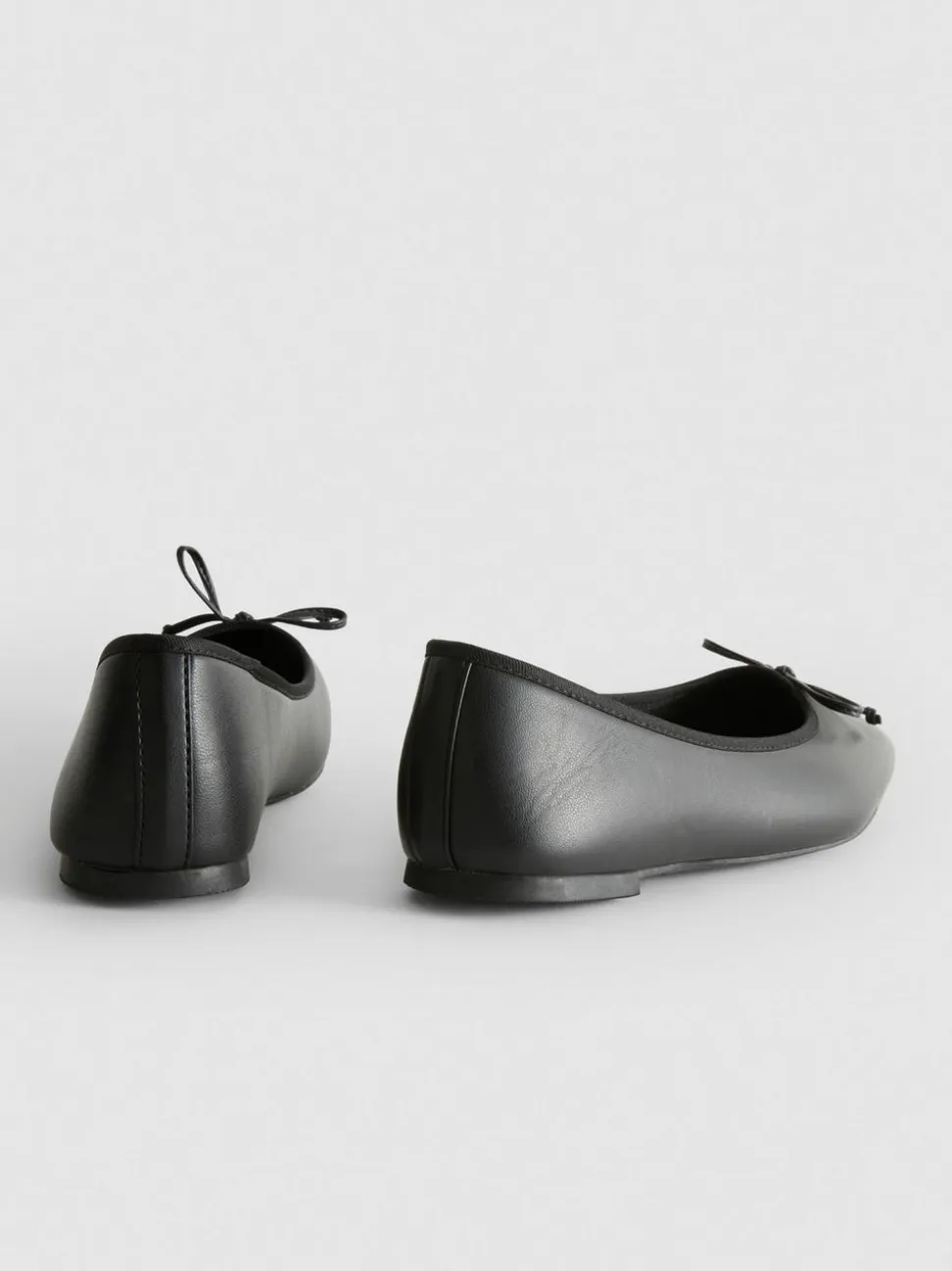 Ballerinas aus Kunstleder mit Schleife