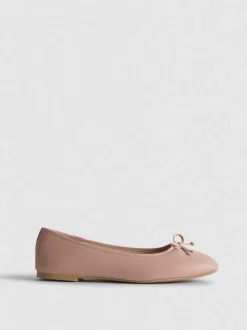 Ballerinas aus Kunstleder mit Schleife