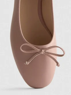 Ballerinas aus Kunstleder mit Schleife