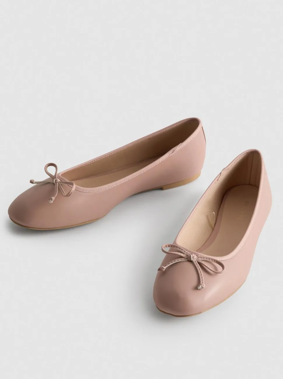 Ballerinas aus Kunstleder mit Schleife