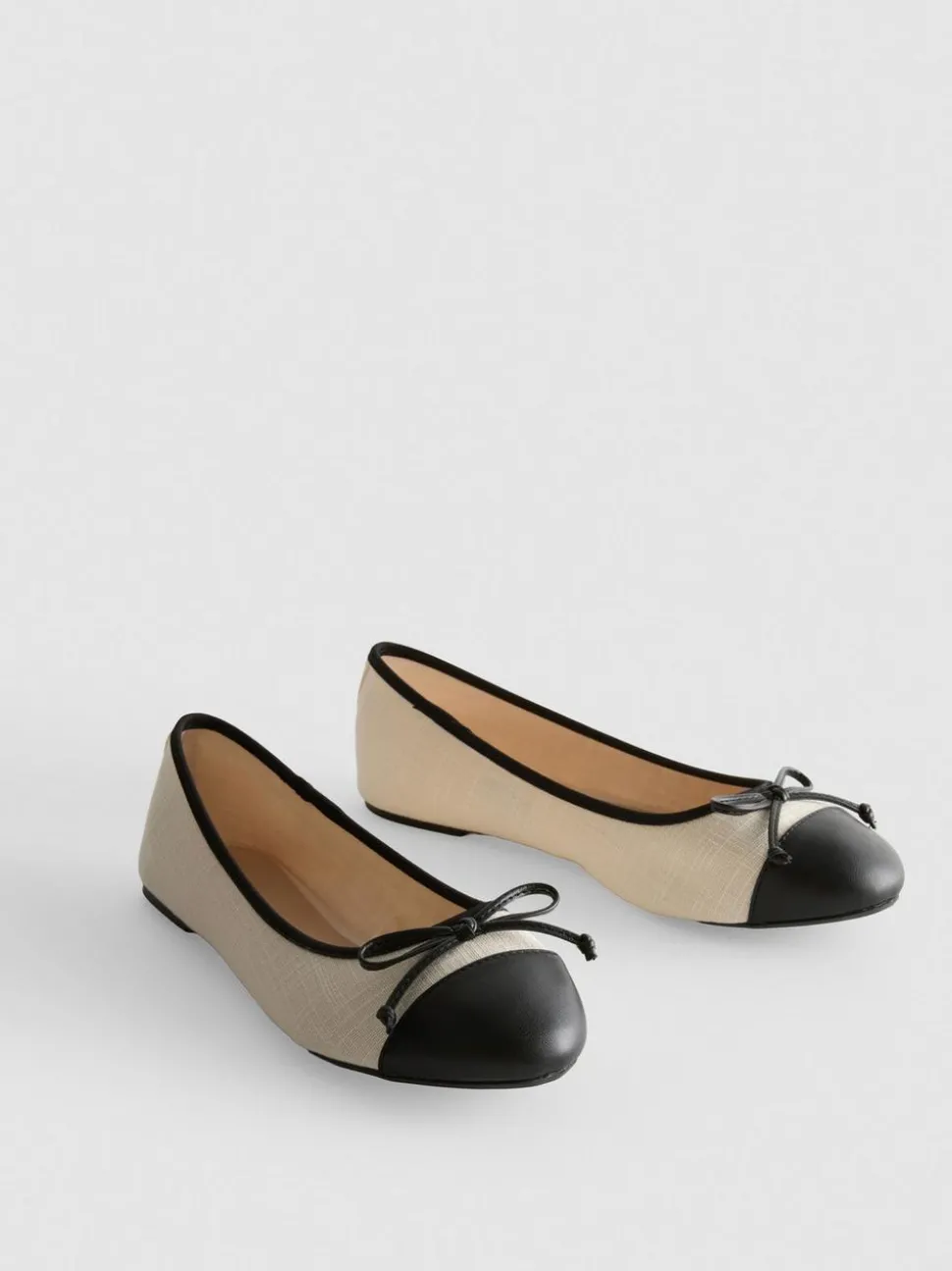 Ballerinas mit Zehenkappe