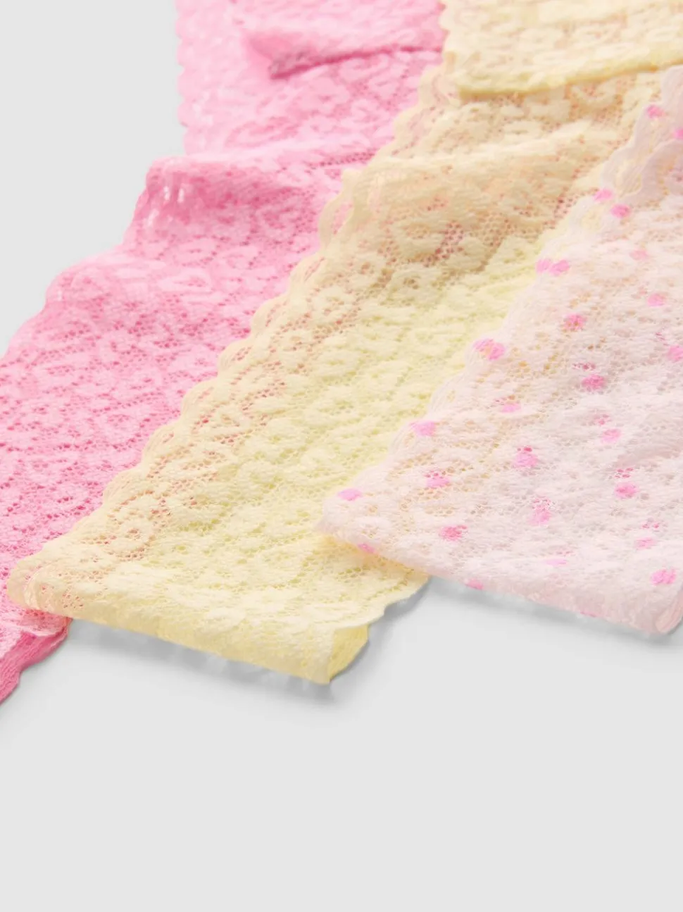 Bandeau-Tangas aus Spitze, 3er-Pack