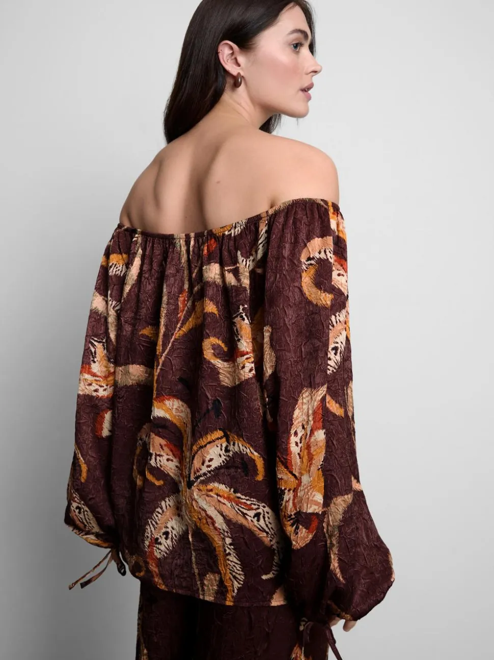 Bardot-Bluse aus Satin in Knitteroptik mit Blumenmuster