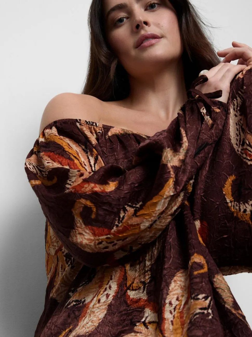Bardot-Bluse aus Satin in Knitteroptik mit Blumenmuster
