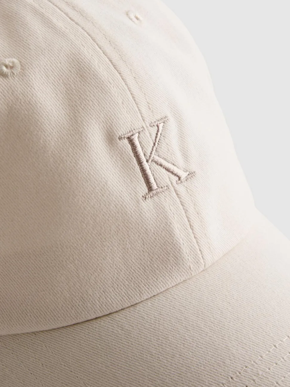 Basecap mit gestickter Initiale