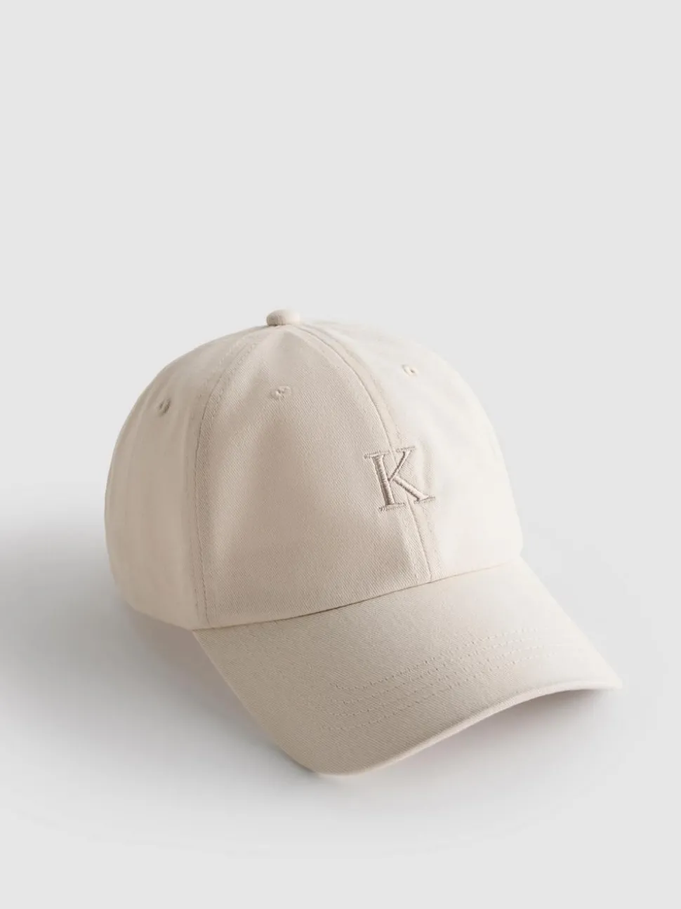 Basecap mit gestickter Initiale