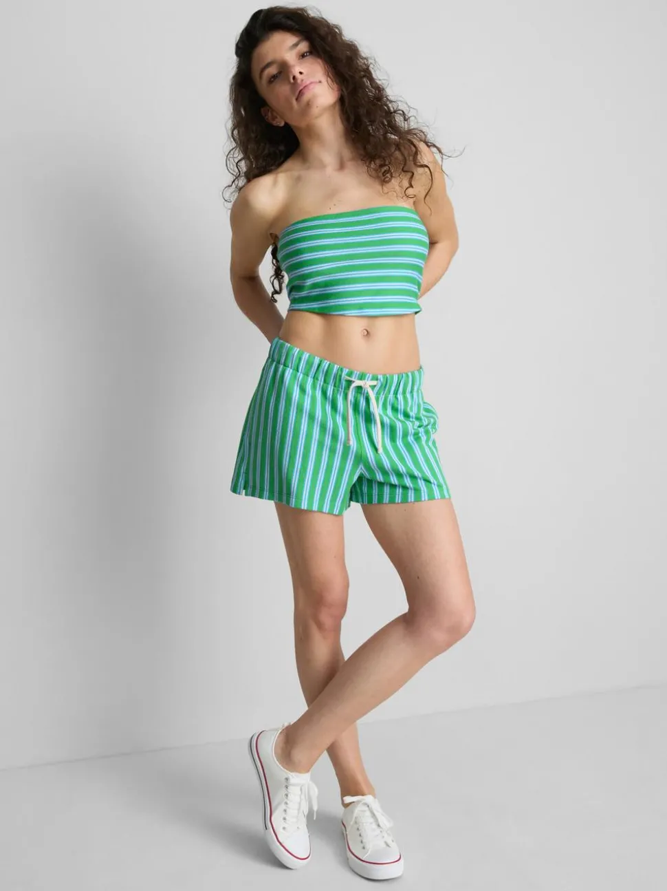 Bauchfreies, gestreiftes Bandeau-Top mit hohem Baumwollanteil
