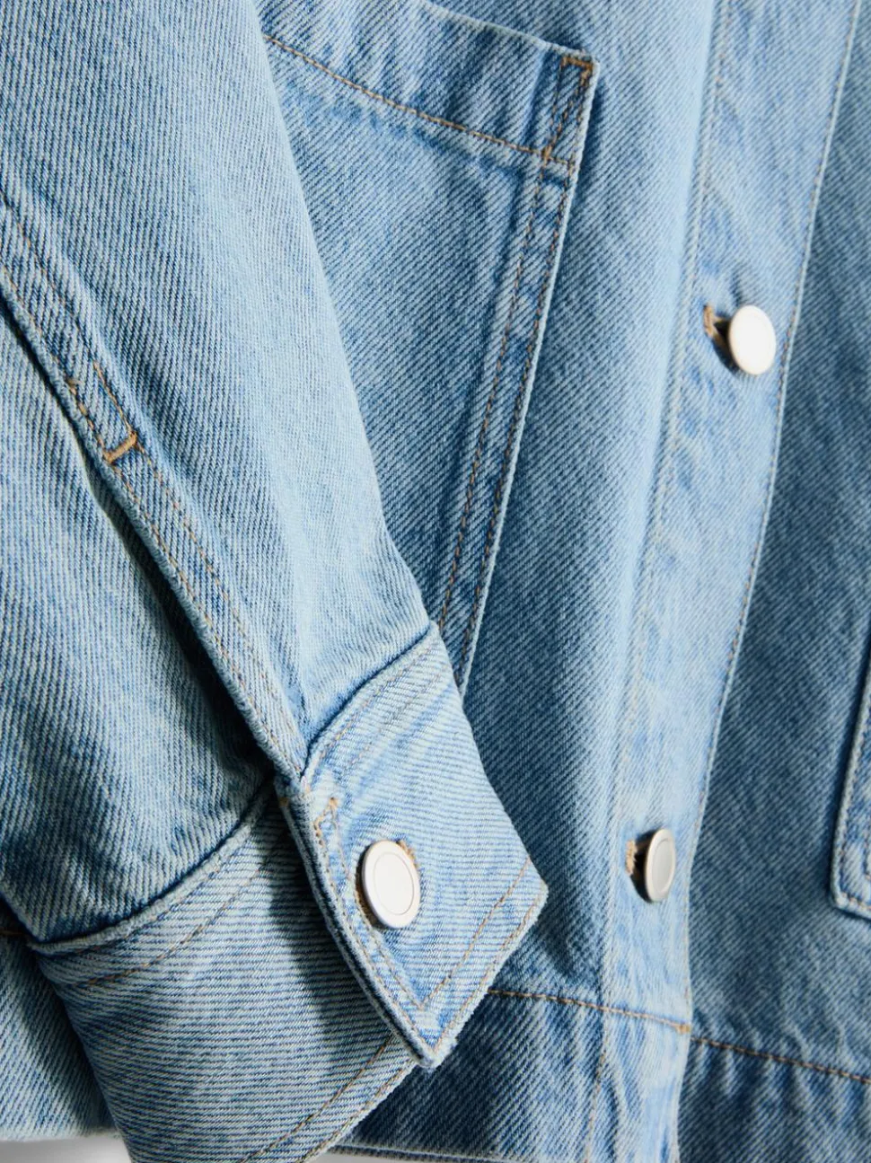 Baumwoll-Jeansjacke mit aufgesetzter Tasche