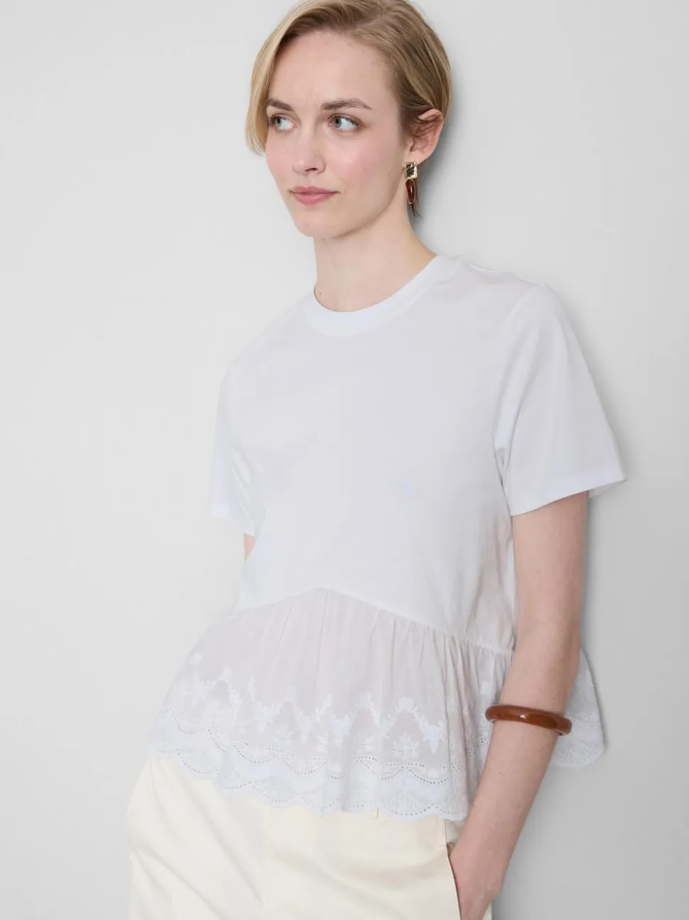 Baumwoll-T-Shirt mit Lochstickerei