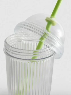 Becher für Kaltgetränke mit Trinkhalm