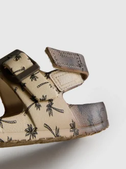 Bedruckte Sandalen mit zwei Schnallenriemen