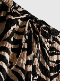 Bedruckte, strukturierte Shorts in Knitteroptik