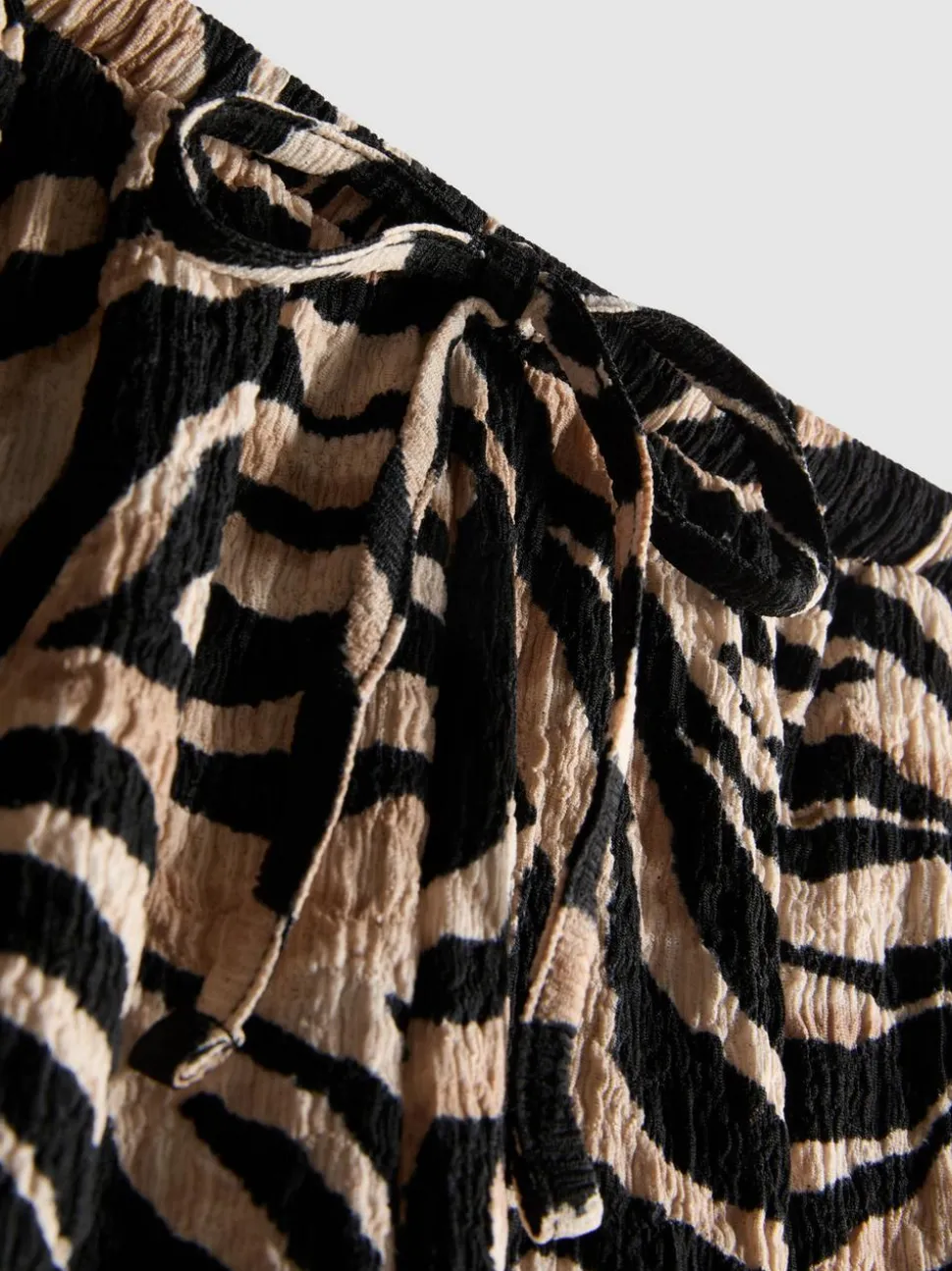 Bedruckte, strukturierte Shorts in Knitteroptik