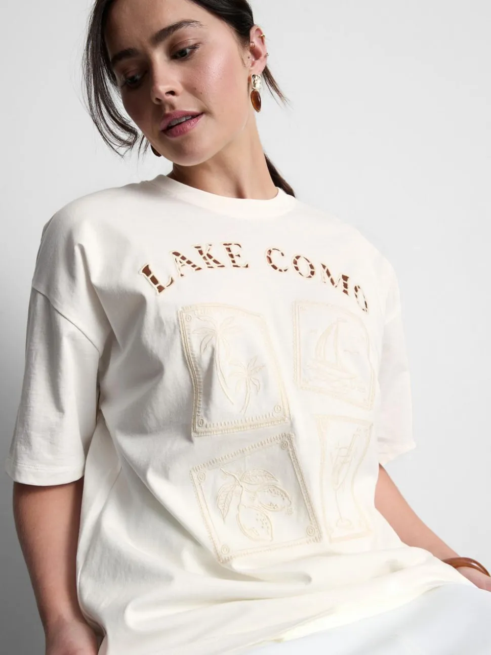 Besticktes T-Shirt im Oversized-Look mit „Lake Como“ Schriftzug