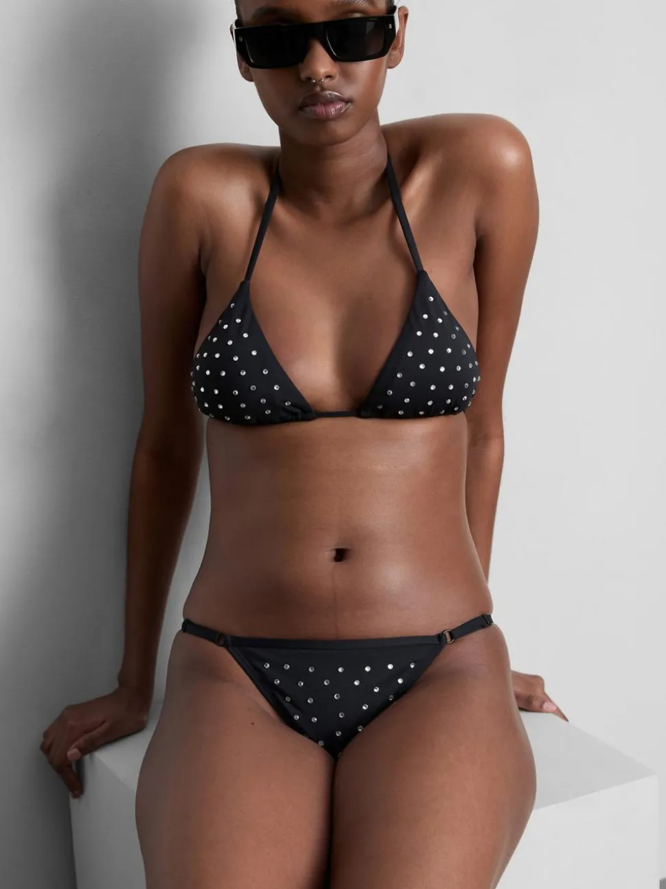 Bikinihose mit Nieten und Strass